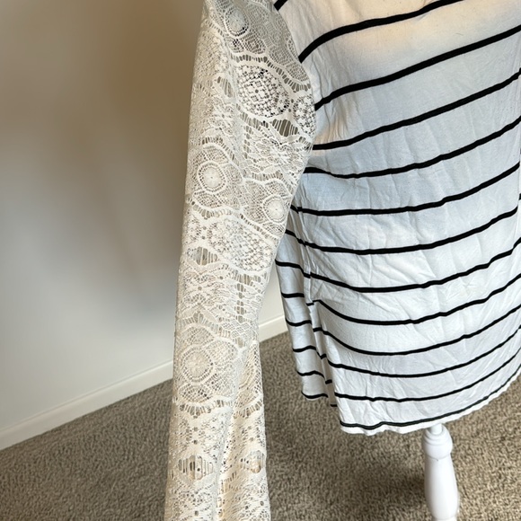 Lace sleeve Tshirt - Picture 2 of 2